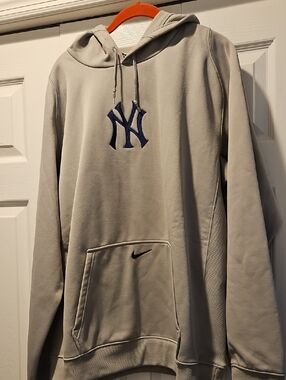 Nike Men's Light Gray Hoodie with Navy NY Yankees Logo
